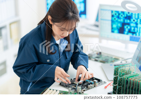 年輕女工程師檢查董事會 108757775