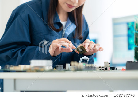 年輕女工程師檢查董事會 108757776