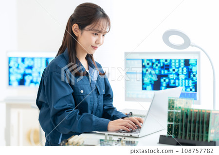 年輕女工程師檢查董事會 108757782