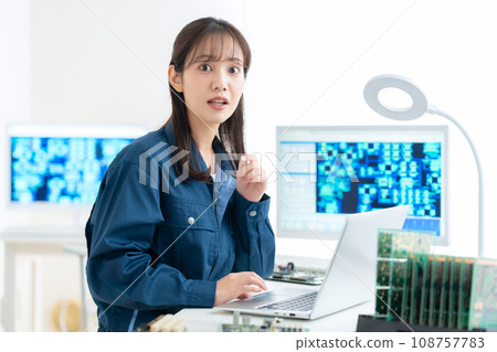 年輕女工程師檢查董事會 108757783