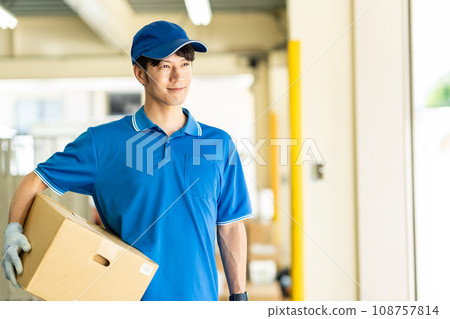 在倉庫工作的男司機 108757814