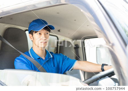 男性送貨員開車 108757944