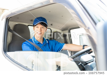 男性送貨員開車 108757945