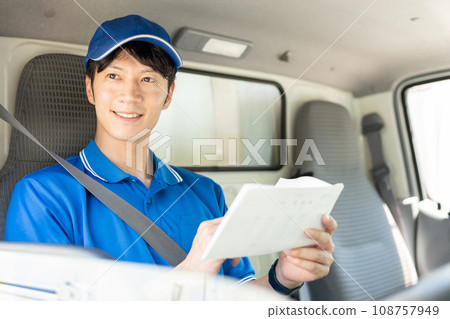 男性送貨員開車 108757949