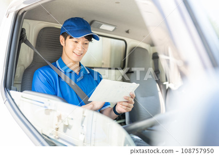 男性送貨員開車 108757950