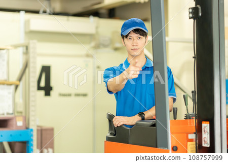 一個人在倉庫裡駕駛叉車 108757999