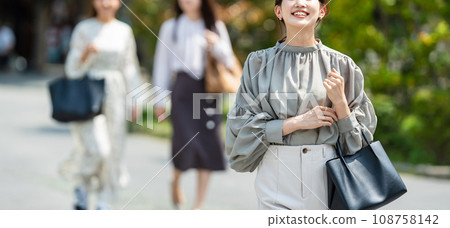 走在辦公室的女實業家 108758142