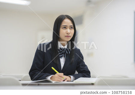 Female high school students studying Photography cooperation: Ariake College of Education and Arts 108758158