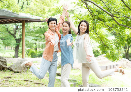 享受旅行的中年婦女 108758241