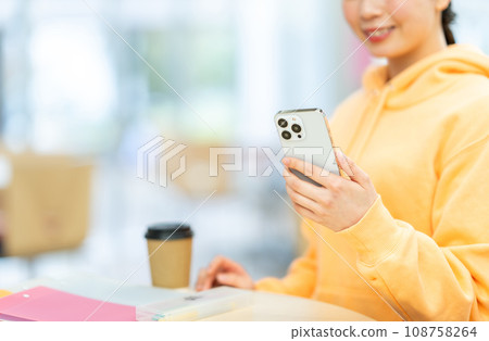 A female university student operates a smartphone. (Parts model) Photography cooperation: Ariake College of Education and Arts A female university student operates a smartphone. (Parts model) Photography cooperation: Ariake College of Education and Arts 108758264