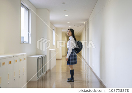 走在走廊上的女學生攝影合作:有明教育藝術大學 走在走廊上的女學生攝影合作:有明教育藝術大學 108758278