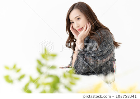Beauty woman resting her chin Beauty woman resting her chin 108758341