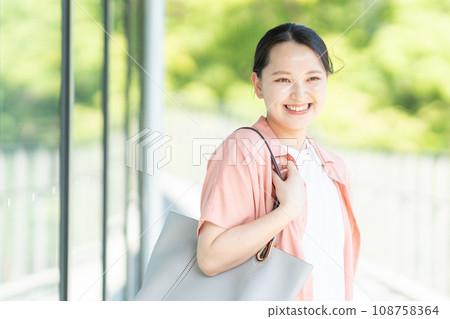 走在校園裡的大學生 108758364