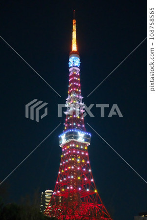 聖誕燈火通明的東京鐵塔出現在夜空中 聖誕燈火通明的東京鐵塔出現在夜空中 108758565