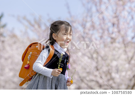 背著書包的一年級學生走過櫻花盛開的公園 背著書包的一年級學生走過櫻花盛開的公園 108758580