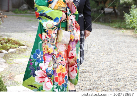 成人長袖和服拍攝,穿著綠色和服的日本女人,髮型可愛 成人長袖和服拍攝,穿著綠色和服的日本女人,髮型可愛 108758697