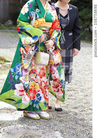 成人長袖和服拍攝,穿著綠色和服的日本女人,髮型可愛 成人長袖和服拍攝,穿著綠色和服的日本女人,髮型可愛 108758698