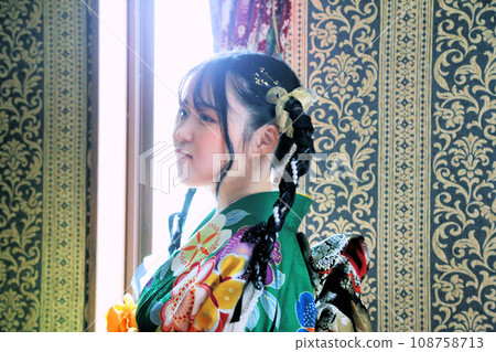 Adult long-sleeved kimono shoot, Japanese woman in green kimono with cute hairstyle 108758713