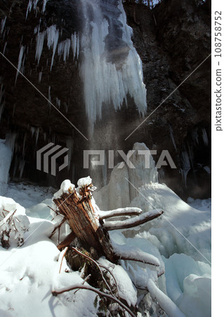 仲冬時節的冰瀑布冰柱 仲冬時節的冰瀑布冰柱 108758752
