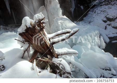 仲冬時節的冰瀑布冰柱 108758753