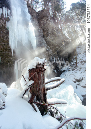 仲冬時節的冰瀑布冰柱 108758754