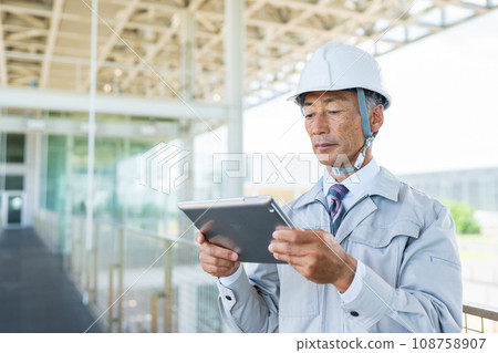 Construction site, senior businessman, site supervisor 108758907