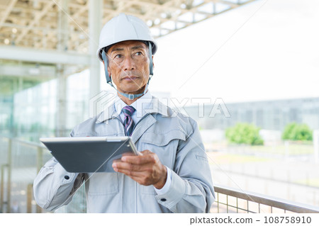 Construction site, senior businessman, site supervisor 108758910