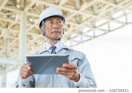 Construction site, senior businessman, site supervisor 108758921