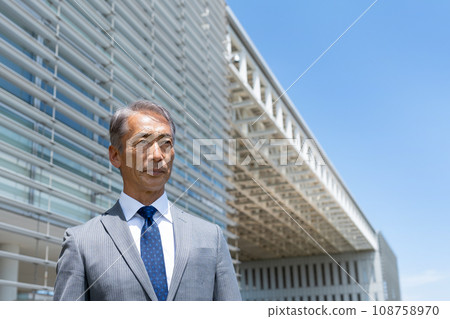 中商人辦公大樓藍天 108758970