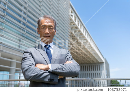 中商人辦公大樓藍天 108758971