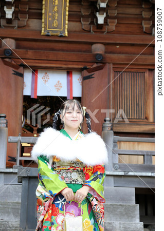 成人振袖拍攝，外景拍攝，可愛的髮型，綠色和服的日本女人 108759007