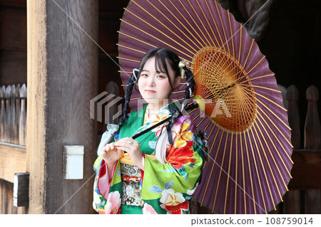 Adult furisode shoot, location shoot, cute hairstyle, Japanese woman in green kimono 108759014