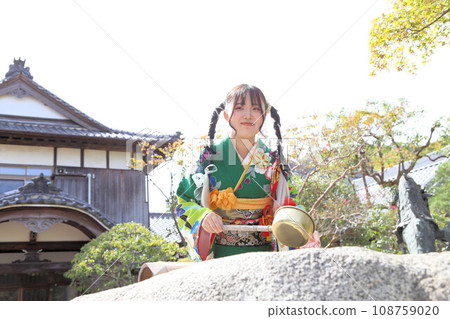 成人振袖拍攝,外景拍攝,可愛的髮型,綠色和服的日本女人 成人振袖拍攝,外景拍攝,可愛的髮型,綠色和服的日本女人 108759020