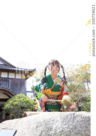 成人振袖拍攝，外景拍攝，可愛的髮型，綠色和服的日本女人 108759021