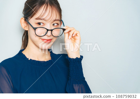 摘下眼鏡的女人 108759032