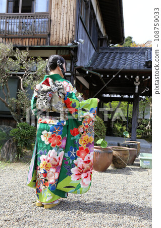 Adult furisode shoot, location shoot, cute hairstyle, Japanese woman in green kimono 108759033