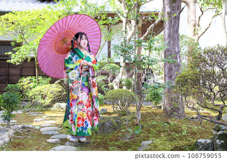 成人振袖拍攝，外景拍攝，可愛的髮型，綠色和服的日本女人 108759055