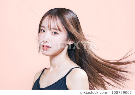頭髮隨風飄揚的女人的護髮、化妝品和皮膚護理形象 頭髮隨風飄揚的女人的護髮、化妝品和皮膚護理形象 108759062