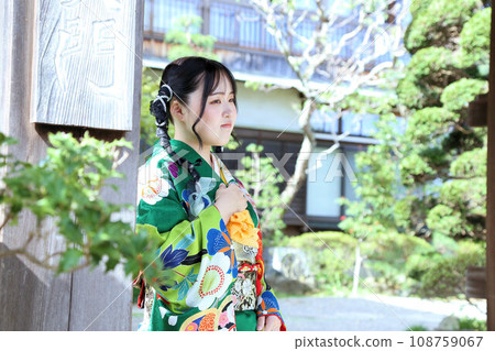 成人振袖拍攝，外景拍攝，可愛的髮型，綠色和服的日本女人 108759067