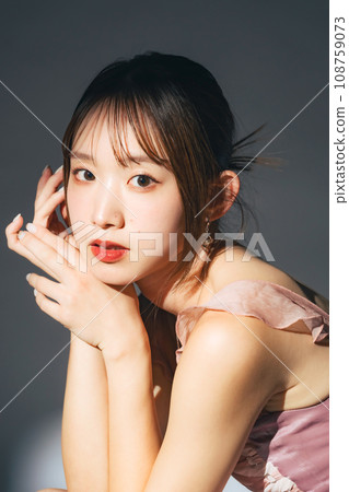 一個有著時尚髮型和化妝的女人的時尚肖像 108759073