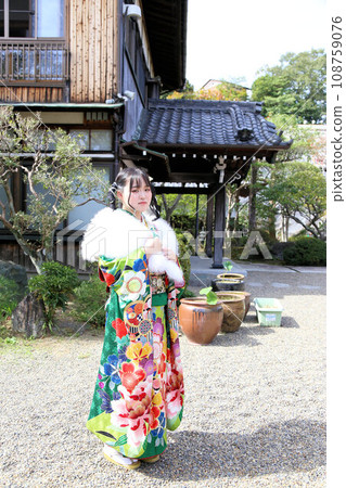 成人振袖拍攝,外景拍攝,可愛的髮型,綠色和服的日本女人 成人振袖拍攝,外景拍攝,可愛的髮型,綠色和服的日本女人 108759076