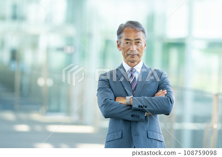 站立在辦公室走廊的資深商人 108759098