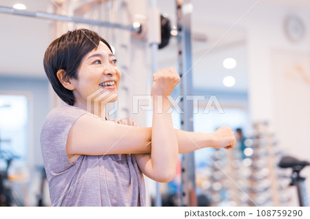 Middle-aged woman training at the gym 108759290