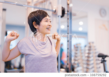 中年婦女在健身房訓練 108759292