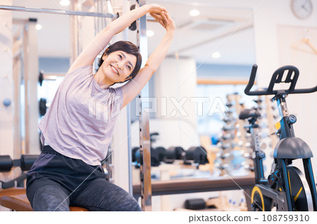 中年婦女在健身房伸展身體 108759310