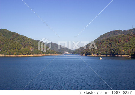 秋天從宮瀨湖濱公園看到的宮瀨湖和遠航的遊船 108760237