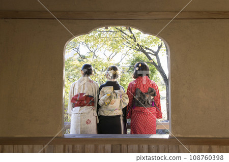 一名 20 歲的女性和一名穿著和服的少女在日本花園裡交談 108760398