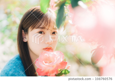 花和年輕女子 108760576