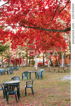 Lake Tateshina at dusk with autumn leaves in full bloom Lake Tateshina at dusk with autumn leaves in full bloom 108760884