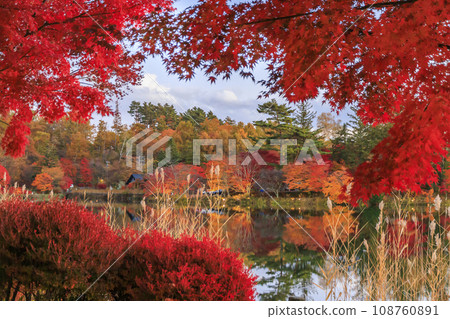 Lake Tateshina at dusk with autumn leaves in full bloom Lake Tateshina at dusk with autumn leaves in full bloom 108760891